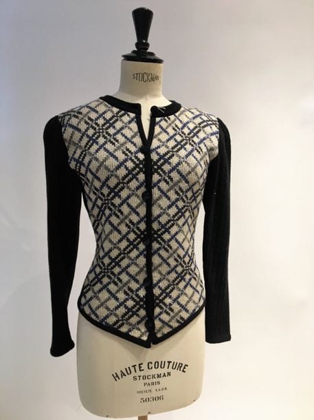 Yves Saint Laurent Rive Gauche
Cardigan en tricot terminé en pointe, devant en jacquard et larges manches unies noires et à côtes. T36 (env) (tache)