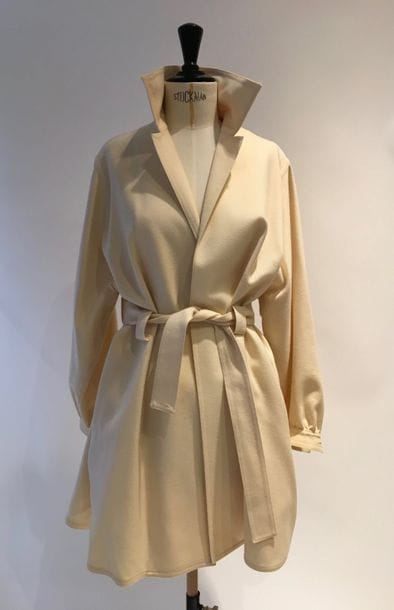 Jean-Louis Scherrer N°001681
Manteau court en laine ivoire ceinturé.  T38 ( env) Excellent état.