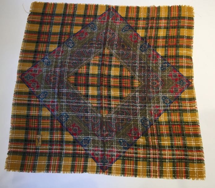 Yves Saint Laurent
Carré en laine et lurex doré à motif orientaliste sur fond safran.  
85 x 85 cm. 
On y joint un carré en fine laine écossais vert et rouille.