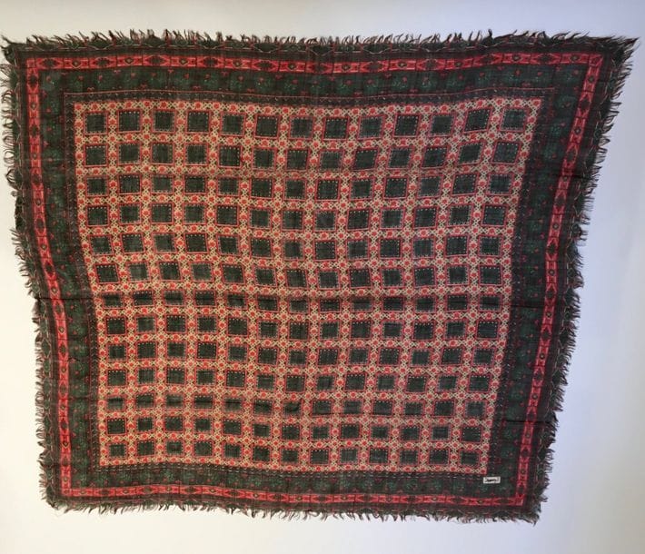 Yves Saint Laurent
Carré en laines fines à bords légèrement frangés de couleurs kaki et framboise.
85x85cm.