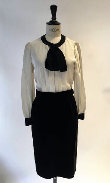 Yves Saint Laurent Rive Gauche
Chemiser en soie ivoire sans col avec un lien cravate en soie noir. T34. On y joint une jupe droite en velours noir. T34