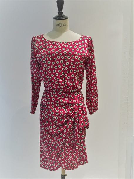 Yves Saint Laurent Rive Gauche
Robe en soie façonnée rouge imprimé de motifs abstraits blancs et verts. Effet de frappé à la taille. T36 (env)