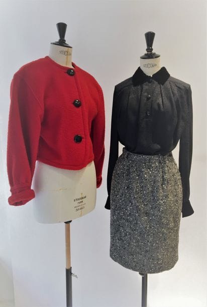 Valentino, Guy Laroche
1 chemisier en soie noire façonnée et col en velours noir et 1 jupe droite en lainage chiné.
On y joint une veste courte sans col en laine rouge, fermée de gros boutons noirs. T36.