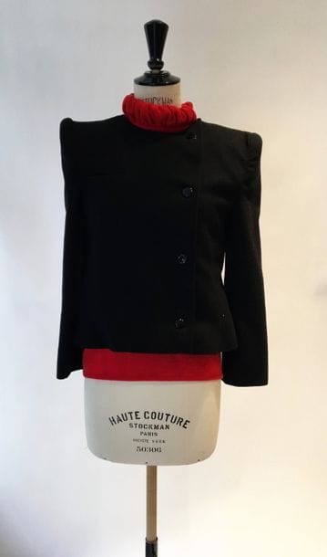 Valentino Miss V
Courte veste en laine noire. 
On y joint un haut à col roulé en laine rouge. T44(i) (tâches et salissures).