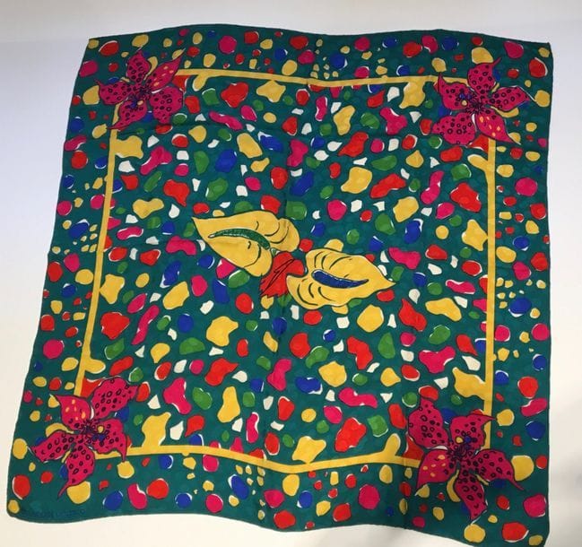 Emmanuel Ungaro
Grand carré en soie façonnée, imprimée d'arum et de lys.
82 x 82 cm