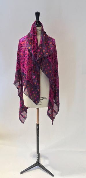 Emmanuel Ungaro
Grand carré en  mousseline de soie façonnée à motifs géométriques. 120x120 cm