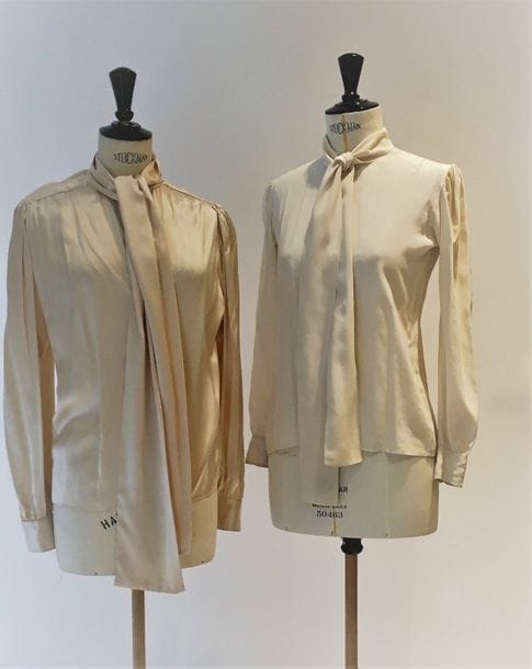 Yves Saint Laurent Rive Gauche.
Un chemisier en soie ivoire col cravate. T36 (tâche). 
On y joint une blouse sans griffe col cravate en satin de soie ivoire et un petit poncho en crêpe de soie sans griffe.