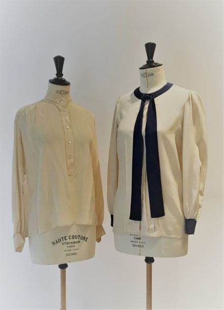 Yves Saint Laurent Rive Gauche.
Un chemisier sans col en soie ivoire avec un petit lien cravate bleu marine. Une blouse boutonnage marocain en soie ivoire T2. On y joint une blouse en soie de couleur chaire fermée à la taille sans griffe.