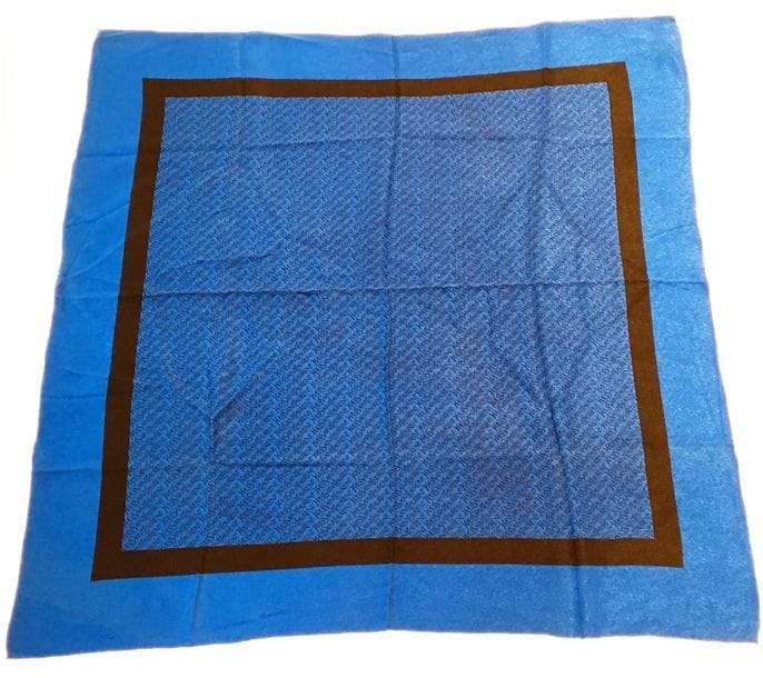 Yves Saint Laurent
Grand carré en soie façonnée bleu roi et noir et imprimée de la marque. 
88 x 88 cm