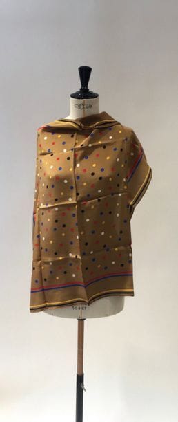 Christian Dior
Carré en soie imprimée de pois sur fond beige. 
75 x 75 cm (taches)