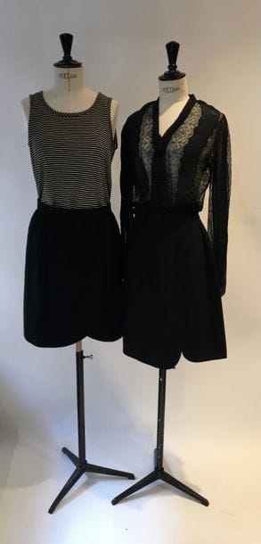 Yves Saint Laurent Rive Gauche
2 jupes portefeuille en laine noir. T38. 
On y joint un débardeur en jersey noir, rayures écru. T36
1 chemisier en dentelle dans le goût de Yves Saint Laurent.