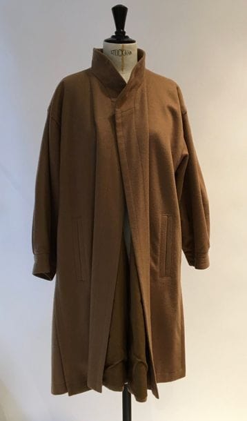 Yves Saint Laurent Fourrures
Manteau en laine couleur tabac. T38/40 (petit trou dans le dos).
