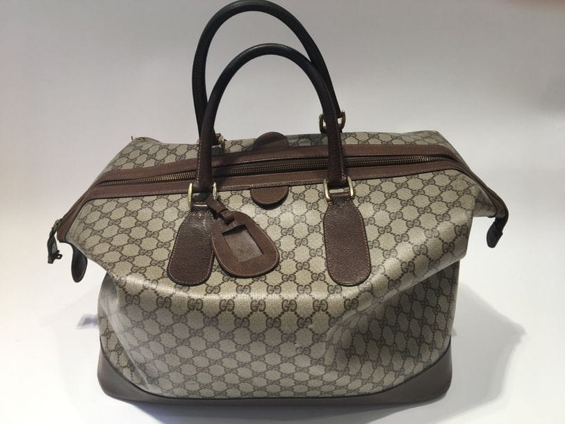 Gucci. 
Sac de voyage en toile enduite monogramme et cuir. 
40 x 60 x 40 cm. Usures aux coins, état d'usage.