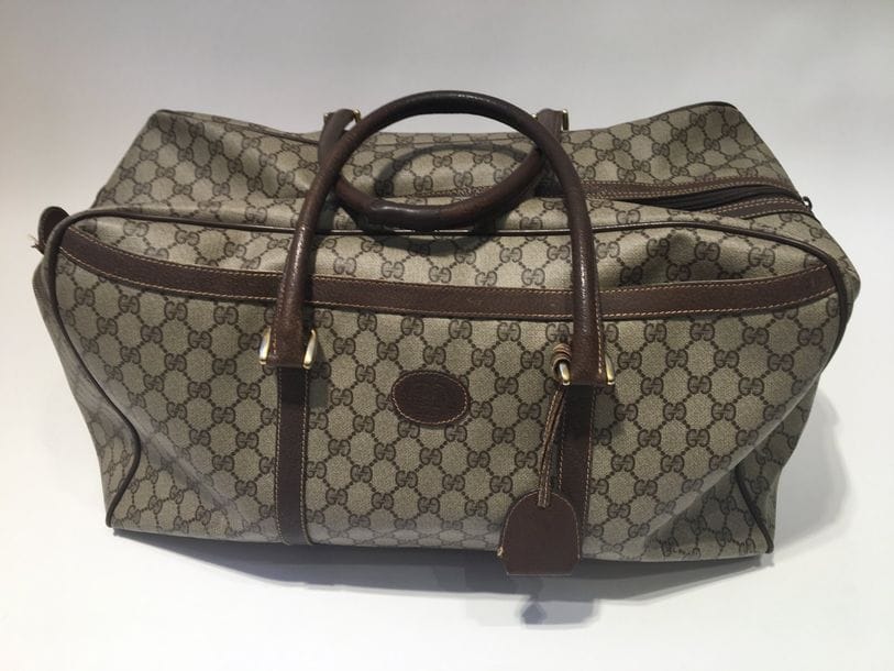 Gucci. 
Sac de voyage en toile enduite monogramme et cuir. 
55 x 35 x 18 cm. Usures aux coins, état d'usage.