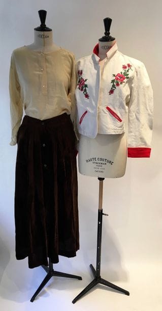 Kenzo Jap . 
Jupe longue en velours marron glacé et pantalon large et droit dans le même velours . T38 (env). 
On y joint 1 chemise sans col en soie jaune paille ( petites taches) T36 et 1 veste Kenzo Jeans en toile blanche, brodée de fleurs, col en velours rouge , TM.