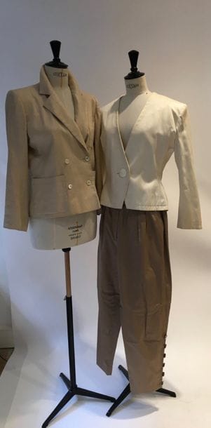 Yves Saint Laurent Rive Gauche.
1 pantalon en coton  beige. T42.
On y joint 1 veste en coton noir T44, 1 veste en soie sauvage écrue.T42, 1 veste en lin 3 poches plaquées, T42 (salissures, marques, accidents).