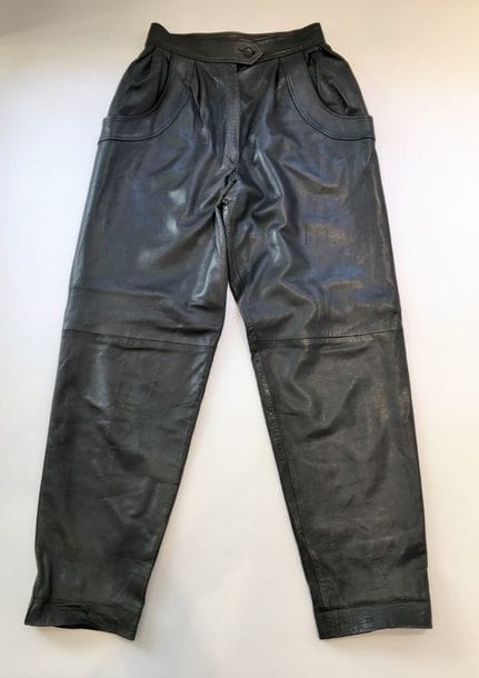 Yves Saint Laurent Rive Gauche.
1 pantalon en cuir d'agneau de couleur vert de gris taille haute, 
T40 (I) et le même modèle en cuir d'agneau noir T40 (I) 
.Etat d'usage