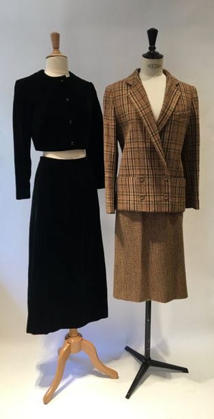 BALENCIAGA. Paris. 
Veste en laine, motifs écossais dans les tons marron. Boutonnage croisé. 2 poches. Taille 38/40.
Usure à la doublure intérieure.
Jupe en laine à petits carreaux assortis Doublée. Taille 36/38.
Bon état.
On joint un ensemble en velours noir Edouard Mercier, composé d'une longue jupe droite et d’une veste courte, col rond, fermeture boutons. Taille 36.
Bon état.