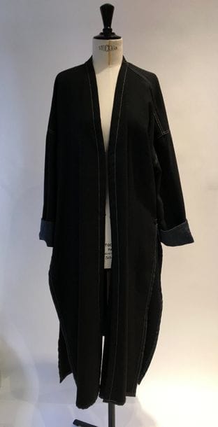Armani Jeans.
Long manteau en toile de coton , revers en jean, surpiqure sellier. T44 (I).