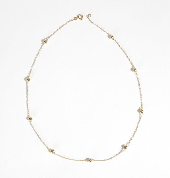 Chaîne en or 18K (750) ponctuée de petites billes d'or. Poids: 2,4 g