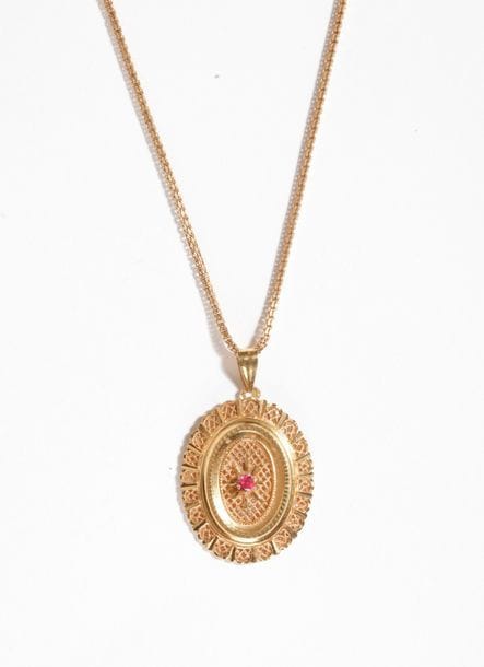 Pendentif de forme ovale en or 18K (750), ajouré, coulissant sur une chaîne en or 18K. Poids brut : 15,2 g