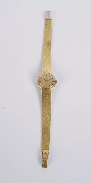 OMEGA. Montre de dame en or 18K (750), cadran rond, bracelet ruban satiné en or 18K. Poids brut: 34,7 g