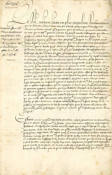 HENRI III (1551-1589) Roi de France.
P.S. « Henry », Paris 24 février 1576 ; contresignée par le secrétaire d’État Simon FIZES (†1579) ; cahier de 6 pages in-fol., papier (transcription jointe).

Important document historique : instructions données au duc de Montpensier pour traiter la paix entre le Roi et son frère, le duc d’Alençon, et mettre fin aux guerres civiles et religieuses.
[Moins d’un an après avoir été sacré Roi de France (février 1575), Henri a vu son frère François duc d’ALENÇON s’enfuir de la Cour et prendre avec le duc de CONDÉ la tête du parti des Huguenots, et le pays envahi à l’Est par les reîtres du Comte Palatin JEAN-CASIMIR, qui sont miraculeusement repoussés par le duc de Guise. Inquiète, Catherine de Medicis réussit à conclure avec Alençon la trêve de Champigny (21 novembre), qui doit durer sept mois : les reîtres vont recevoir une gratification, et cinq villes sont données à Alençon ; mais Bourges et La Charité ne veulent pas obéir, et Henri III en profite pour refuser de donner à son frère les places promises par sa mère. Alençon menace de marcher sur Paris, Condé et Casimir passent la Meuse et envahissent la Bourgogne. Devant le danger, Henri III charge son fidèle Louis de Bourbon duc de MONTPENSIER (1513-1582) d’appliquer la trêve ; il est déjà trop tard, et le 6 mai la paix de Beaulieu-lès-Loches, ou « paix de Monsieur », fera d’importantes concessions au parti du duc d’ALENÇON.]
Le Roi n’a plus singulière recommandation que de voir vivre tous ses sujets « en bon repos et transquillité », et s’est avisé, « pour y pouvoir plus facillement parvenir et divertir le mal que ce Royaume pouvoit recevoir du grand nombre destrangers qui estoient prests a y entrer », d’accorder une trêve et suspension d’armes générale dans tout le royaume jusqu’à la fête de St Jean-Baptiste ; « et pour y faire condescendre Monseigneur duc d’Alencon son frere et tous les seigneurs gentilzhommes et autres qui laccompaignent et tiennent son party, Sa M