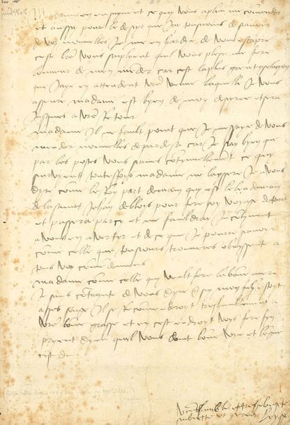 LOUISE DE SAVOIE (1476-1536) mère de François Ier, elle fut régente du royaume de France en l’absence de son fils.
L.A.S. « Loyse », [Amboise 25 juin 1505 ?], à ANNE DE BRETAGNE, « A la Reyne ma souverayne dame » ; 1 page in-fol., adresse au verso (quelques légères piqures).

Très rare et belle lettre à la Reine de France.
« Madame en ensuyvent ce quy vous a pleu me commender et aussy pour le desyr que jay tousjours de scavoyr de voz nouvelles je me enhardys de vous escripre ceste letre vous suplyent quil vous plese me fere lonneur de men mender car cest la plus grent consolacyon que jaye en attendent vre venue laquelle je vous asseure madame est byen de moy desyree et sera jusques a vre retour ». Elle sait bien que la Reine reçoit régulièrement par les postes des nouvelles, mais elle tient à lui annoncer que « le Roy [LOUIS XII] part demain quy est le lendemain de la sainct Jehan de Bloys pour fere son voyage de Paris et passera par cy et ne fauldray incontynent a vous en avertyr et de ce que je pourre scavoyr comme celle que tousjours trouverez obeyssente a tous voz commendemens. Madame comme celle quy veult fere la bonne mere je suys contraynte de vous dyre que sy mon filz [FRANÇOIS] estoyt asses saige il se recommenderoyt treshumblement a vre bonne grasse »…
Provenance
Ancienne collection L.-A. BARBET (15-16 novembre 1932, n° 202).