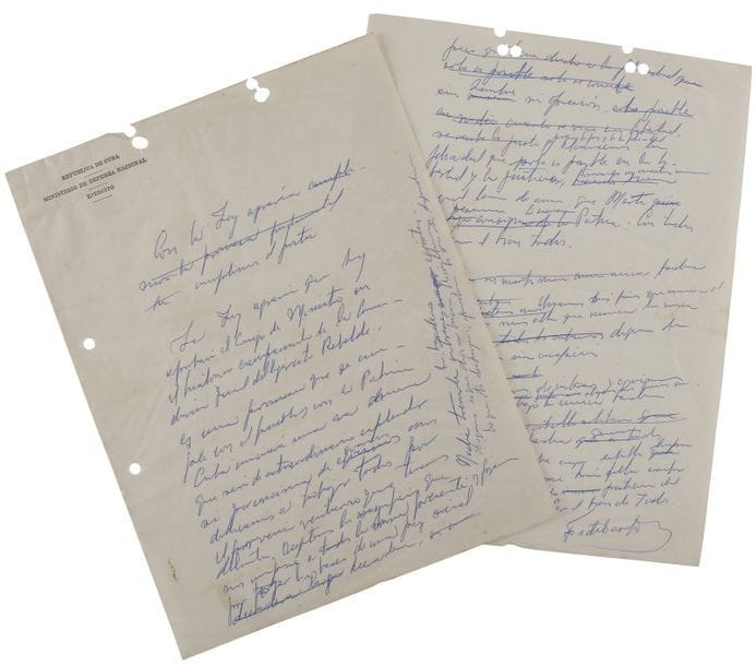CASTRO Fidel (1926-2016) homme d’État cubain.
manuscrit autographe signé « Fidel Castro », [1959] ; 2 pages in-4 avec ratures et corrections, en-tête Republica de Cuba. Ministerio de Defensa nacional. Ejercito (trous de classeur) ; en espagnol.

Présentation de l’importante loi agraire de 1959, touchant à la propriété des terres agricoles et à l’Institut national de réforme agraire.
La Loi agraire qui sera approuvée en Conseil des Ministres, dans la réunion historique du commandement général de l’armée rebelle, réalise une promesse faite au Peuple et à la Nation. Cuba commencera une lutte extraordinaire, si tous s’élèvent au-dessus de l’avarice, en se dévouant au travail en faveur d’un brillant avenir et en acceptant les sacrifices que cette décision impose, pour fonder une paix sans faim ni oppression… Castro exhorte ses compatriotes à atteindre le bonheur possible dans la liberté et la justice, au-dessus des intérêts et dans l’union, avec tous et pour le bien de tous…
