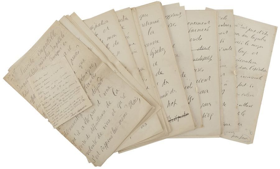 JAURÈS Jean (1859-1914) homme politique.
2 manuscrits autographes signés « Jean Jaurès », [décembre 1904] ; 39 et 44 pages in-fol. (le second ms porte le timbre sec de la Collection Justin Godart).

Deux articles parus dans L’Humanité sur l’affaire Syveton.
[Gabriel SYVETON (1864-1904), député nationaliste connu pour ses attaques contre le ministère Combes, a été retrouvé mort le 8 décembre 1904, à la veille de son procès pour avoir giflé le ministre de la Défense ; la police ayant conclu à un suicide (Syveton étant compromis dans des malversations financières et des affaires de mœurs), sa mort avait alimenté un climat de troubles, les milieux nationalistes développant la théorie d’un complot et d’un assassinat sur ordre de la franc-maçonnerie.
Leur embarras (28 décembre 1904). Jaurès a démontré que « si M. Syveton a été assassiné, comme, je le crois, la veille du procès était précisément pour les assassins ou leurs amis la date de choix. Elle leur permettait d’imaginer une sorte d’alibi moral et la diversion du suicide. Elle leur permettait de dire que M. Syveton s’était suicidé pour éviter les révélations infamantes qui pouvaient éclater sur lui le lendemain. Ou encore ils pouvaient se réfugier dans l’épaisseur de la sottise nationaliste et insinuer qu’une mystérieuse influence maçonnique et gouvernementale avait précipité le drame à la veille même du jour redouté par les dirigeants. Ils se déchargeaient ainsi dans le gouffre de l’ineptie nationaliste de leur fardeau de crimes comme un assassin jetant le cadavre dans un abîme »… Jaurès examine longuement les circonstances du drame, le rôle de Mme Syveton et de son amant, qui apparaissent comme des suspects, pour conclure : « Dans les conditions où le drame s’est produit, le suicide est une impossibilité morale et matérielle. C’est bien en face d’un assassinat que nous sommes, en face d’un crime monstrueux de droit commun que les meutriers essaient de déguiser ou en un suicide ou en un attentat polit