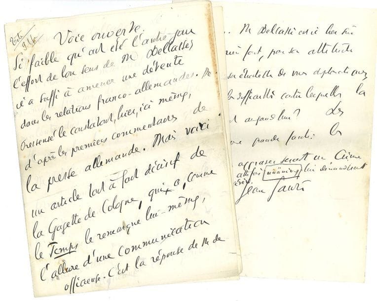 JAURÈS Jean (1859-1914) homme politique.
3 manuscrits autographes signés « Jean Jaurès », [avril 1905] ; 13 pages in-fol., 15 pages in-4 et 9 pages et quart in-fol. (petites fentes à ce dernier ; le 1er et le 3e mss portent le timbre sec de la Collection Justin Godart).

Trois articles parus dans L’Humanité sur le Maroc et la crise franco-allemande.
[Pour contrer la France qui veut étendre son influence au Maroc, et qui a obtenu par accord la neutralité britannique sur la question, le Kaiser Guillaume II débarque le 31 mars 1905 à Tanger et prononce un discours incendiaire affirmant son soutien au Sultan pour préserver son indépendance et sauvegarder les intérêts de l’Allemagne au Maroc. Ce « coup de Tanger » provoquera le 6 juin la démission du ministre des Affaires étrangères Théophile DELCASSÉ.]
Parole et silence (1er avril 1905). « Est-ce que M. Delcassé a juré de jouer un jeu de cache-cache avec les difficultés ? Il a été interrogé hier au Sénat […] au sujet des choses du Maroc, et de l’attitude d’une partie de la presse allemande. Il a répondu comme s’il n’avait pas entendu le mot Allemagne. Croit-il vraiment qu’il y a sagesse et dignité à ruser ainsi avec les faits ? […] M. de Bülow déclare avec insistance à la tribune du Reichstag qu’il saura défendre les intérêts économiques de l’Allemagne au Maroc. Et l’Empereur lui-même, dans une visite à Tanger, qui a évidemment pour effet d’animer contre nous les résistances musulmanes, félicite les négociants allemands de l’activité avec laquelle ils défendent les droits de l’Allemagne “dans un pays libre”. C’est dire que l’Allemagne considère que le pouvoir du Sultan subsiste en son intégrité, qu’il n’a reçu, par l’effet d’aucun accord diplomatique, aucune atteinte directe ou indirecte. […] Ce que nous, Français, nous avons le droit et le devoir de nous demander, c’est si la méthode de silence affecté de M. Delcassé suffira à dissiper le malentendu qui va grandissant, ou si elle ne l’aggravera pas au co