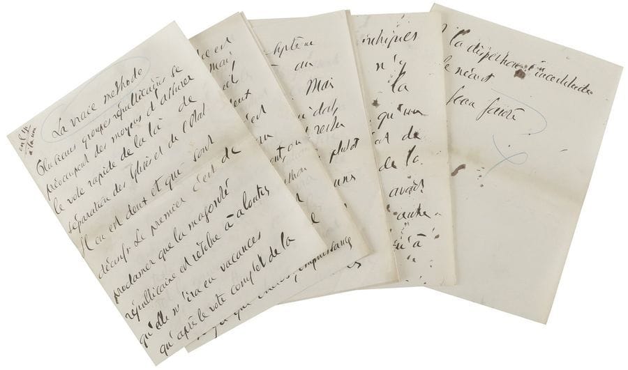 JAURÈS Jean (1859-1914) homme politique.
4 manuscrits autographes signés « Jean Jaurès », [1905-1906] ; 11 pages et demie in-4, 5 pages et demie in-fol., 19 pages et quart in-4, et 10 pages in-4.

Quatre articles parus dans L’Humanité sur la séparation de l’Église et de l’État.
La vraie méthode (2 avril 1905). « Plusieurs groupes républicains se préoccupent des moyens d’assurer le vote rapide de la loi de séparation des Églises et de l’État. Il en est deux et qui sont décisifs. Le premier c’est de proclamer que la majorité républicaine est résolue à aboutir, qu’elle n’ira en vacances qu’après le vote complet de la loi, qu’elle siégera s’il est nécessaire, jusqu’au 1er mai, date de l’ouverture des conseils généraux, tous les jours et deux fois par jour. Le second c’est de tenir ferme, comme un centre nécessaire de ralliement, au texte sur lequel la commission et le gouvernement seront d’accord. Hors de là, il n’y a que chaos, impuissance, avortement. Il n’est point inutile que des contre-projets et des amendements multiples aient été déposés. Ils permettent à la commission de se rendre un compte plus exact, sur quelques points, des préoccupations de la Chambre. Et elle pourra y donner, dans le détail, toutes les satisfactions qui ne compromettront pas l’essentiel du système adopté par elle après un long et sérieux examen. Mais c’est la commission qui doit, si l’on me passe le mot, rester l’arbitre et le guide »…
Pour un mot (6 avril 1905). Mise au point après une erreur de transcription dans l’ordre du jour voté par le groupe socialiste parlementaire, parlant de textes imposés, au lieu d’improvisés, par les délégués des groupes de gauche...
Effort nécessaire (14 avril 1905). Explications au sujet du vote de l’amendement de M. Sibille : « Pas une minute la commission n’a songé à retirer ou aux détenus, ou aux malades, ou aux écoliers la possibilité de pratiquer leur religion, et d’appeler le ministre de leur culte, dans la prison, dans l’hôpital ou d