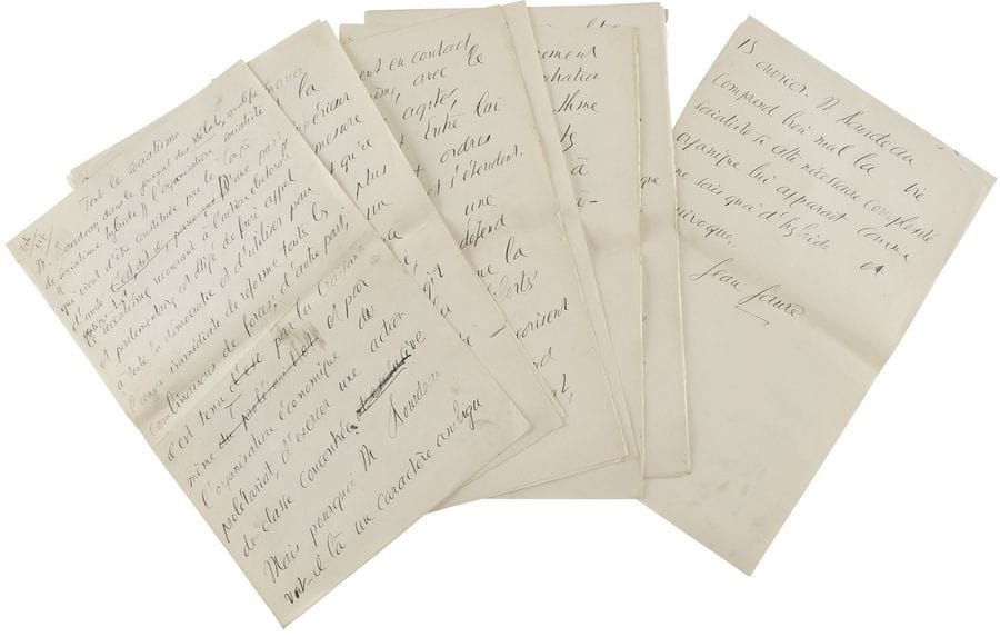 JAURÈS Jean (1859-1914) homme politique.
3 manuscrits autographes signés « Jean Jaurès », [avril-septembre 1905] ; 12 pages et demie et 15 pages et demie in-fol., et 23 pages in-4.

Trois articles parus dans L’Humanité sur le socialisme.
Tout le socialisme (28 avril 1905). Réaction à un article de M. Bourdeau qualifiant « de “socialisme hybride” l’organisation socialiste qui vient d’être constituée par le Congrès d’unité. […] Ce qu’il dénonce comme une équivoque est la loi même d’un organisme supérieur qui va se compliquant à mesure même qu’il se développe et qu’il se perfectionne. De plus en plus, le parti socialiste devient un parti de classe : d’abord, parce que l’extension de l’industrie, et de la grande industrie, élargit le prolétariat ouvrier dont la conception nettement communiste s’oppose à tout le système de propriété capitaliste individuelle ; en second lieu, parce que les ouvriers, par la coopérative prolétarienne, le syndicat, la Bourse du Travail, la Confédération du Travail, développent leur organisation économique, et que cette organisation, où l’élément ouvrier est exclusif de tout autre, réagit naturellement sur l’action politique socialiste et la marque d’un caractère toujours plus net. Mais le parti socialiste, en même temps qu’il devient toujours plus clairement et. plus fortement un parti de classe, est mis nécessairement en contact, par sa croissance même, avec tel milieu démocratique agité, compliqué et mouvant. Entre lui et la démocratie, deux ordres de rapports s’établissent et s’étendent. Le prolétariat, devenu une force politique, utilise et défend les moyens d’action que la démocratie lui offre, les libertés, d’abord incomplètes, qui favorisent son effort social. Et en second lieu, quand le prolétariat, par son action propre, a revendiqué fortement une réforme, quand il a conduit cette réforme à être ressentie comme un besoin organique profond par toute la classe ouvrière, la non-satisfaction de. ce besoin devient une souffra