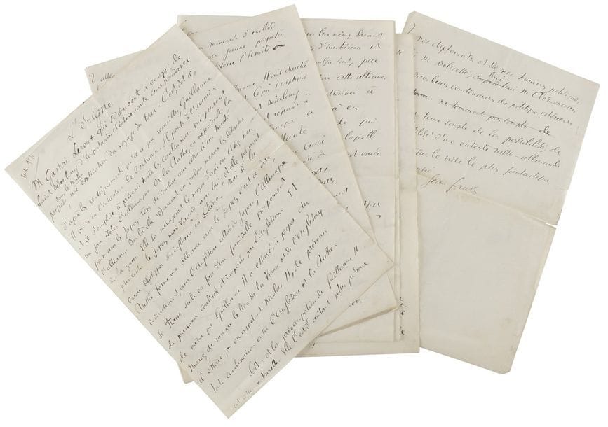 JAURÈS Jean (1859-1914) homme politique.
2 manuscrits autographes signés « Jean Jaurès », [juillet-août 1905] ; 6 pages et demie in-fol., et 25 pages in-fol. ou in-4.

Deux articles parus dans L’Humanité sur la politique extérieure.
L’énigme (25 juillet 1905). « M. Gaston LEROUX qui, si souvent, a envoyé de Pétersbourg d’importantes et intéressantes correspondances, propose, dans le Matin, une explication du voyage du tsar. C’est, dit-il, d’après les renseignements qu’il a pu recueillir, Guillaume II qui a eu l’initiative de l’entrevue. Il pense à l’avenir ; et il s’emploie à prévenir toutes les combinaisons qui peuvent un jour isoler l’Allemagne. Or la Russie, en négociant la paix avec le Japon, rêve de conclure avec celui-ci un traité d’alliance. Par là elle réparerait en quelque mesure les désastres de la guerre. Elle se ménagerait le moyen d’agir en Asie, non plus contre le Japon, mais d’accord avec lui et elle pourrait encore développer son influence en Chine. Mais si la Russie forme une alliance avec le Japon, c’est-à-dire, indirectement, avec l’Angleterre alliée du Japon, l’Allemagne se trouve seule en face d’un formidable groupement de puissances, coalisées et inspirées par l’Angleterre. Et de même que Guillaume II a essayé, à propos du Maroc, de rompre le lien de la France et de l’Angleterre, il essaie, en appelant Nicolas II, de prévenir toute combinaison entre l’Angleterre et la Russie. [...] quand le tsar accepte de se rendre à l’appel du Kaiser, quand il se résigne ainsi à inquiéter et à blesser l’Angleterre, il entre par là même dans une sorte d’alliance avec l’Allemagne ; et ceux de nos diplomates et de nos hommes politiques, avant-hier M. Delcassé, hier M. Clemenceau qui, dans leurs combinaisons de politique extérieure, n’ont pas tenu compte de la possibilité, de la probabilité d’une entente russo-allemande, ont bâti sur le vide le plus fantastique édifice de pensée ».
Réponse à Mr Bocquillon (11 août 1905). Polémique avec Émile Bocqui