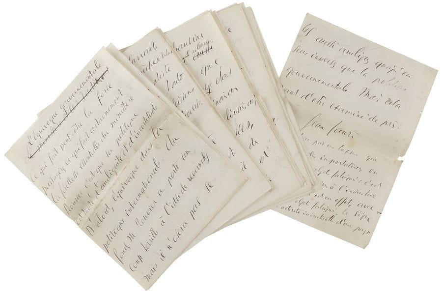 JAURÈS Jean (1859-1914) homme politique.
2 manuscrits autographes signés « Jean Jaurès », [1905-1906] ; 45 et 19 pages et demie in-4.

Deux articles parus dans L’Humanité sur le ministère Rouvier.
[Maurice ROUVIER (1842-1911) fut Président du Conseil du 24 janvier 1905 au 7 mars 1906 ; après la démission de Delcassé, il prit également le portefeuille des Affaires étrangères le 17 juin 1905. La crise des inventaires fait tomber son gouvernement le 7 mars 1906.]
L’équivoque gouvernementale (18 octobre 1905). « Ce qui fait peut-être la force passagère, ce qui fait certainement la faiblesse essentielle du ministère Rouvier, c’est que sa politique est toute d’ambiguïté et d’incertitude. D’abord équivoque dans la politique internationale. Au fond, M. Rouvier a porté un coup terrible à l’idée de revanche, mais il n’osera pas se l’avouer à lui-même et à l’Europe. Quand donc la France retrouvera-t-elle pour la revanche une occasion plus favorable que celle que M. Delcassé avait ménagée ? Jamais. […] Du moment que l’Angleterre et la France s’associaient pour refouler les prétentions allemandes, pour briser son hégémonie militaire et pour anéantir sa puissance navale, instrument de sa puissance industrielle, du moment, que les deux nations engageaient cette partie formidable où la France risquait sa vie, où l’Angleterre risquait sa grandeur, il est certain qu’elles auraient mis toutes leurs forces au jeu, et qu’elles auraient cherché avec toutes leurs armes tous les points vulnérables de l’ennemi. […] La politique de M. Delcassé était funeste. Elle allait contre l’intérêt profond de la démocratie républicaine, dont l’intérêt de la France est inséparable. Mais du moins elle était servie par un grand esprit de suite et par le courage des responsabilités ; et, du point de vue de la revanche, c’est le chef-d’œuvre de la diplomatie française depuis trente-cinq ans. […] M. Rouvier, lui, c’est d’abord contre le général Boulanger, c’est ensuite contre M. Delcassé qu’il 