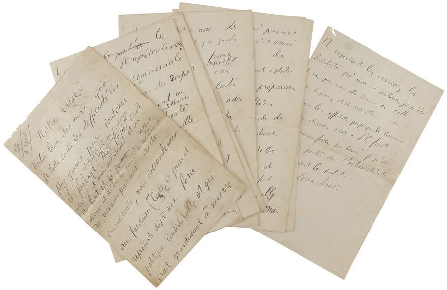JAURÈS Jean (1859-1914) homme politique.
manuscrit autographe signé « Jean Jaurès », Notre crise [5 octobre 1906] ; 12 pages in-fol.

Sur les difficultés financières de L’Humanité.
« Voilà bien des mois que je lutte contre les difficultés les plus graves pour soutenir ce journal. J’ai pu y réussir jusqu’ici, grâce au concours admirable d’amis désintéressés et au dévouement infatigable de tous nos camarades de l’Humanité. Maintenant, nos forces sont à bout, et si nous ne recevons pas une aide immédiate, nous succomberons au fardeau. Certes, ce journal représente déjà une force politique considérable, et qui irait grandissant à mesure que grandit le Parti socialiste. Il représenterait aussi une valeur commerciale sérieuse si nous avions du temps devant nous. Le journal, en ce moment même qui est une période de morte-saison pour les journaux politiques, vend tous les jours trente mille exemplaires, dix mille à Paris (sans compter la banlieue), dix-sept mille en banlieue et province, et il a trois mille six cents abonnés. C’est un chiffre bien faible à côté des tirages énormes de la grande presse d’information. Mais quand on songe aux difficultés inévitables que rencontre pour son développement un journal purement politique, qui n’est qu’à quatre pages et qui n’est pas outillé par de vastes capitaux, il faut reconnaître que c’est un résultat important. Malheureusement, un déficit d’environ treize mille francs par mois pèse  encore sur nous, et en s’accumulant nous écrase. […] les charges présentes nous accablent, et nous sommes dans l’impossibilité matérielle et morale de continuer ». Des concours financiers ont été proposés, mais assortis de conditions inacceptables. « Il vaut mieux que nous disparaissions, si la vie est à ce prix, et que nous préparions la liquidation du journal dans des conditions honorables pour lui et pour nous. C’est pour moi et mes collaborateurs une douleur profonde de voir avorter l’effort de travail et d’intégrité que nous avons fa