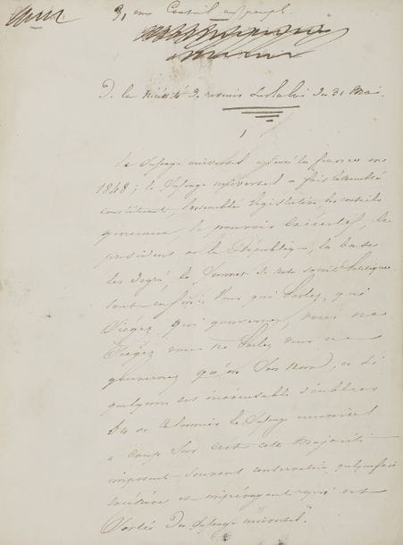 LAMARTINE Alphonse de (1790-1869) poète et homme politique.
MANUSCRIT autographe signé « Lamartine representant du peuple », 31ème Conseil au peuple. De la nécessité de revenir sur la loi du 31 Mai, 1850 ; 57 pages in-4, plusieurs ff. à son chiffre couronné, relié en un volume in-4, bradel de percaline rouge, titre en long au dos, étui usagé (reliure fin XIXe [Paul Vié ?]). 

Défense vibrante du suffrage universel.
Ce « 31ème Conseil au peuple » a paru dans le périodique politique de Lamartine, Le Conseiller du Peuple (1850). Lamartine réagit ici vivement au vote de la loi du 31 mai 1850, qui restreint la loi du 15 mars 1849 organisant le suffrage universel, en durcissant les conditions au droit de vote. Son texte comprend 15 chapitres numérotés ; le manuscrit, qui présente des ratures et corrections, a servi pour l’impression.
« Le suffrage universel a sauvé la France en 1848 ; le suffrage universel a fait l’Assemblée constituante, l’Assemblée législative, les conseils généraux, le pouvoir exécutif, le président de la République, la base, les degrés, le sommet de notre société politique, tout enfin. Vous qui parlez, qui siégez, qui gouvernez, vous ne siégez, vous ne parlez, vous ne gouvernez qu’en son nom, et si quelqu’un est inexcusable d’oublier ou de calomnier le sufrage universel, à coup sûr c’est cette majorité imposante, souvent conservatrice, quelquefois excessive et imprévoyante qui est sortie du sufrage universel. Vous ne devriez y toucher qu’avec respect et tremblement, comme on touche à une chose sainte pour en enlever la poussière pour en détacher les souillures mais en prennant un soin superstieux de ne pas le profaner, encore moins de le mutiler. [...] Et croyez-vous donc, parce que le sufrage universel vous a sauvés jusqu’ici, qu’il a rétabli le pays sur ses bases, la propriété sur ses foyers, l’Assemblée calme et souveraine sur le respect public, croyez-vous que tout soit fini, et que vous n’aurez plus rien à lui demander en salut, en