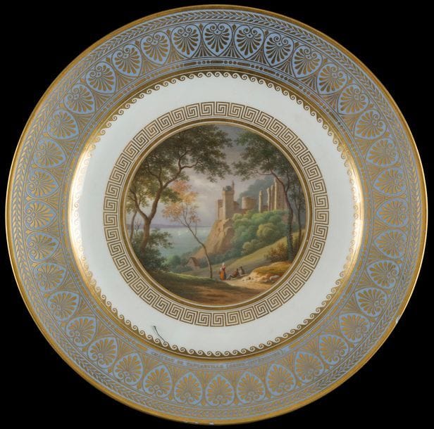Sèvres
Assiette en porcelaine du service « des petites vues de France » représentant le château de Tancarville, dans un médaillon cerné d’une frise de grecques en or, l’aile à fond bleu agate ornée de palmettes et frise de poste en or, marquée Sèvres 1831
XIXe siècle, 1831
D : 23,8 cm, un petit éclat