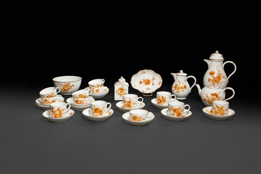Meissen
Partie de service à thé et café en porcelaine à décor de bouquets de fleurs en camaïeu bistre comprenant , une grande cafetière couverte, une théière couverte, un pot à lait couvert, une boîte à thé couverte, une jatte à lait, un petit plateau ovale, six tasses à café, sept tasses à thé et treize soucoupes.
Marquées : épées croisées et point en bleu
XVIIIe siècle vers 1770
Plusieurs accidents et restaurations
