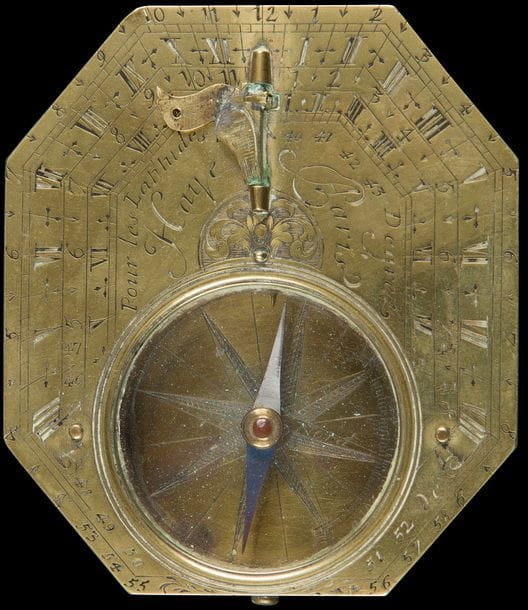 Cadran solaire formant boussole en laiton gravé, signé Haye à Paris ; dans un étui en cuir bouilli ; (accident au gnomon).
Début du XVIIIe siècle (manques).
8 x 7,5 cm