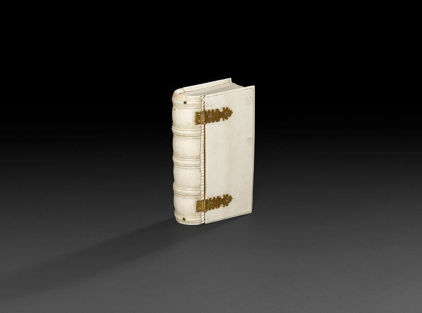 Coffret en ivoire simulant un livre.
Probablement Hollande XIXe siècle.
H : 5 cm, L : 17,5 cm, P : 10 cm