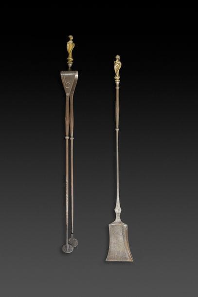 Pelle et pincette en fer et bronze doré.
Époque Louis XV.
L : 82 cm
On y joint un présentoir contenant un nécessaire à feu.