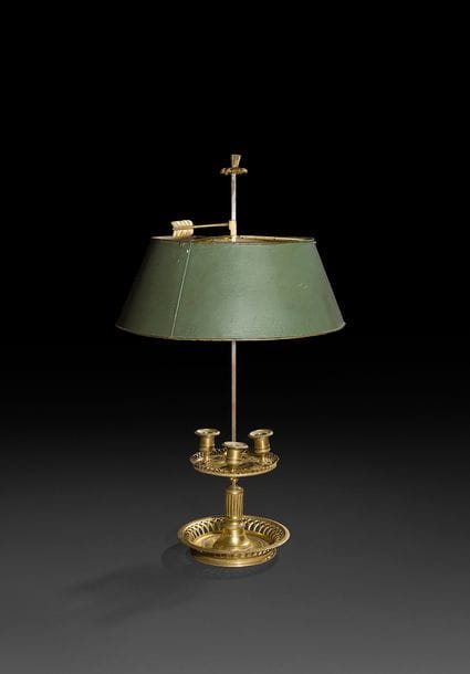 Lampe bouillote en bronze doré, le luminaire à trois lumières, la coupe ajourée et le fût à crémaillère.
Fin du XVIIIe - début du XIXe siècle (accidents).
H : 72 cm