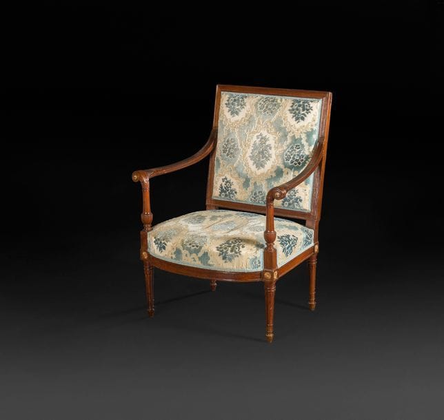 Fauteuil en acajou mouluré, les accotoirs à enroulement reposant sur des supports à base godronnée et des pieds fuselés et bagués surmontés de rosaces.
Attribué à Henri Jacob.
Époque Directoire.
H : 95 cm, L : 72 cm