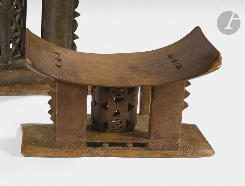 Un grand tabouret bia ou kumasi classique à décors ajourés.
Ashanti, Ghana ou RCI
Bois, patine d’usage, accidents et fentes d’ancienneté, restaurations (reconstruction).
H. : 50 cm