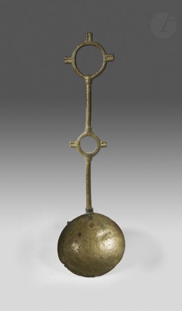 Une cuillère à poudre d’or.
Ashanti, Ghana
Métal cuivreux, patine d’usage.
H. : 20,5cm