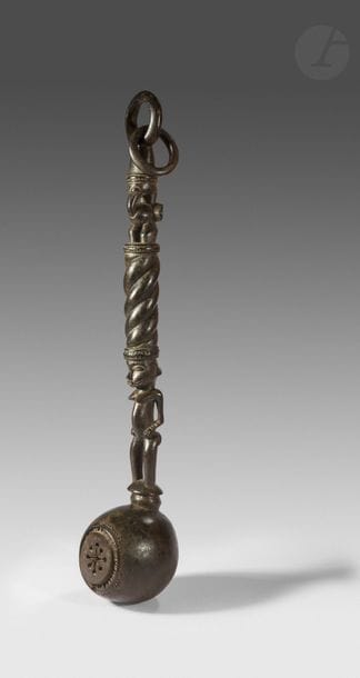 Une louche rituelle à filtre au manche torsadé orné d’un personnage debout et surmonté de l’oiseau mythique Porpianong, et finissant par une prouesse de sculpteur d’un anneau de chaine.
Senoufo, RCI
Bois, calebasse, patine d’usage.
H. : 56,5 cm