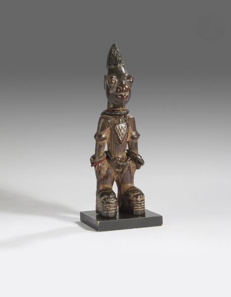 Une ancienne statuette Ibedji.
Yoruba, Nigéria
Bois, très belle patine d’usage, petits accidents et usures d’ancienneté, colliers de bronzes et de perles.
H. : 27 cm