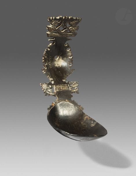 Un lot réunissant deux anciennes cuillères à décors ajourés d’oiseaux et floraux, typiques de la région de Soe.
Atoni, Timor Indonésie
Corne et écaille de tortue, belles et anciennes patines d’usage.
H. : 26,8 cm - H. : 12,5 cm

Voir dans L’Art De Manger Musée Dapper 2014 page 225 pour un modèle proche.
