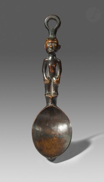 Une belle cuillère au manche sculpté d’un personnage debout surmonté d’une attache sculptée monoxyle.
Ifugao, Province d’Ifugao Nord de Luzon, Philippines
Bois, très belle patine d’usage.
H. : 21,7cm